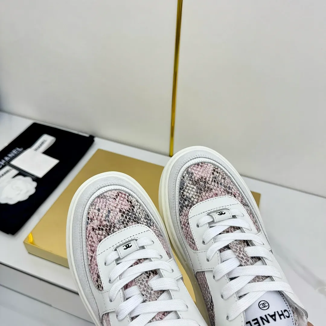 👟👟Ex-factory price 680👟👟 Upgraded version, upgraded version, upgraded version! No rebuttal accepted! ! ! ! Chanel Chanel panda shoes! 2025 counter's top casual sports shoes. This classic design; the upper is electro-embroidered with a variety of techniques; the outsole is fashionable and sporty; the unusual inclusion of a variety of color matching elements... The diversified mix and match is very good-looking and versatile, and can be used for leisure, fashion, sports, and outdoor... ꫛꫀꪝ Go➫ Materials: ❶Upper made of: original imported first-layer silk cowhide + original waterproof cloth + original first-layer cowhide ❷Inner lining: Original Yangli+Net ❸Outsole based on: Original TPU combination outsole Counter boutique packaging complete set for women 35–41 👉 👉 👉 👉 👉 👉 👉